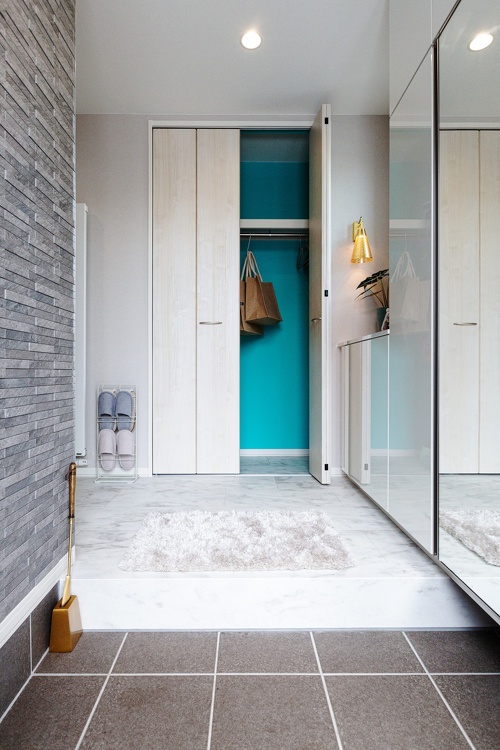 玄関の収納は4人分が収まる大容量