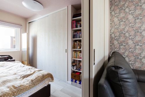 1階は防犯も考えて高い滑り出し窓を採用しました