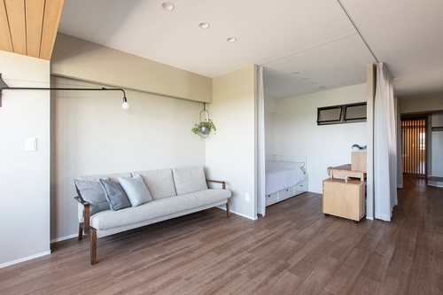 リビング続きの子供部屋は厚手のレースで仕切れるようにしています。３人のお子さんの独立後は客間などに活用することも想定しています