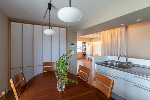 奥さまがどうしても入れたかった障子はネットオーダーの特注品。障子戸を開けると洗濯物干しスペースになっています