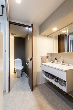 「朝の渋滞が起こらないように」と希望した水回り。洗面は２人で立てて、掃除がしやすいフロート型