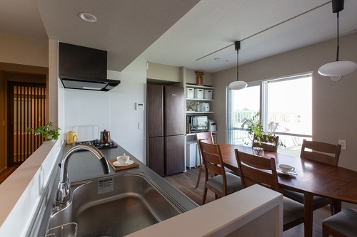 ダイニングそばに見える引き違い戸の向こうは、アウトドアリビン的にも使えそうな広いルーフバルコニーになっています