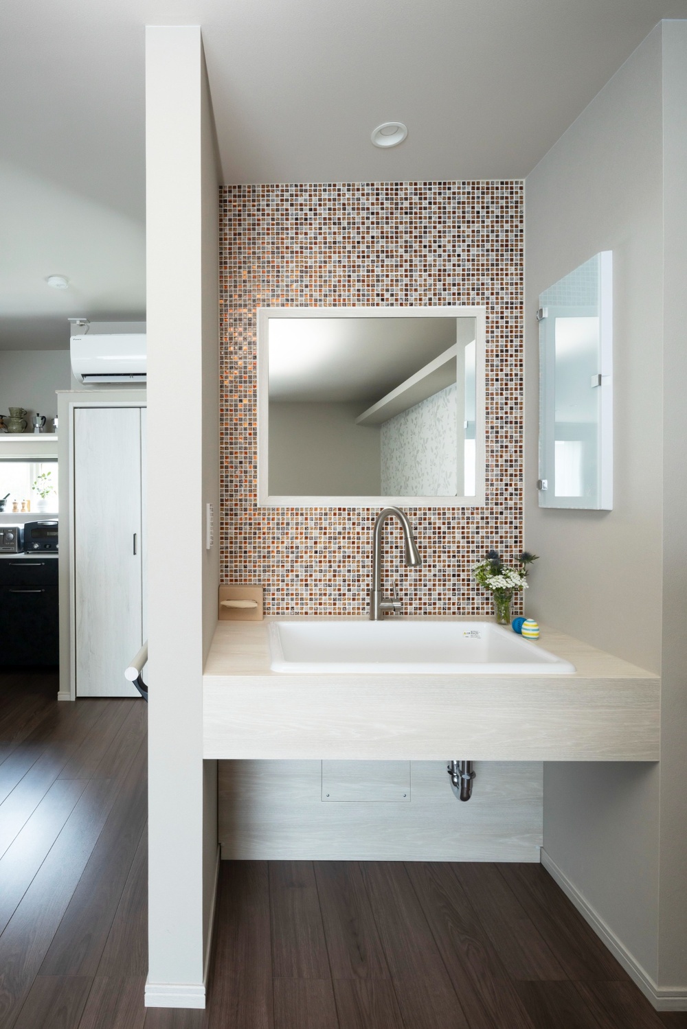 帰宅時にも、愛犬の散歩後も使いやすい場所に手洗いを作りました