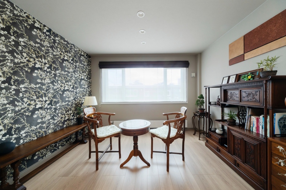 中国のものや雰囲気のあるものを揃えたフリールーム。向かって右の壁には造作のアートパネルも