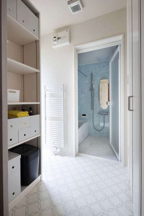 鉄骨造で隔壁にブロックが使われていたので、スペースづくりに工夫が必要でした