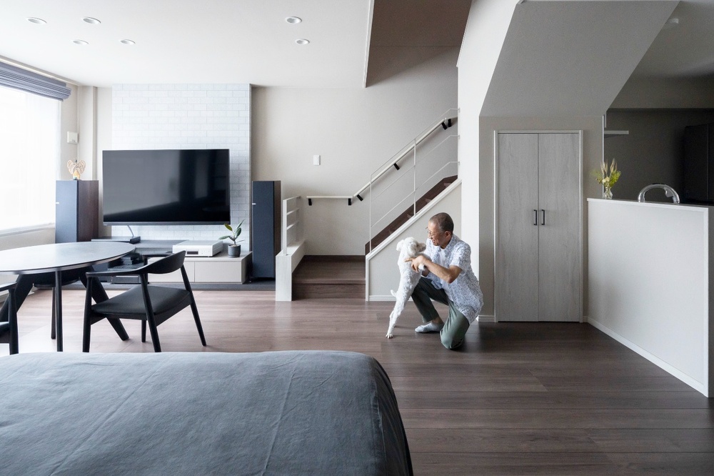 ホームシアターも備えた１階リビングスペース