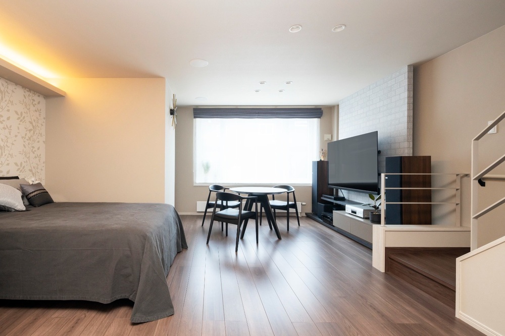明るく広くなった1階。ベッドスペースとリビングスペースが共存する1階暮らしのスペース