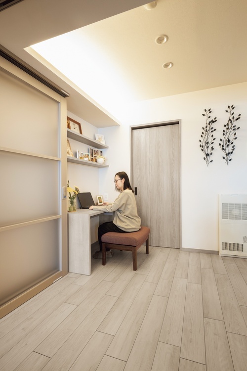 造作デスクで趣味のフラワーアレンジメント