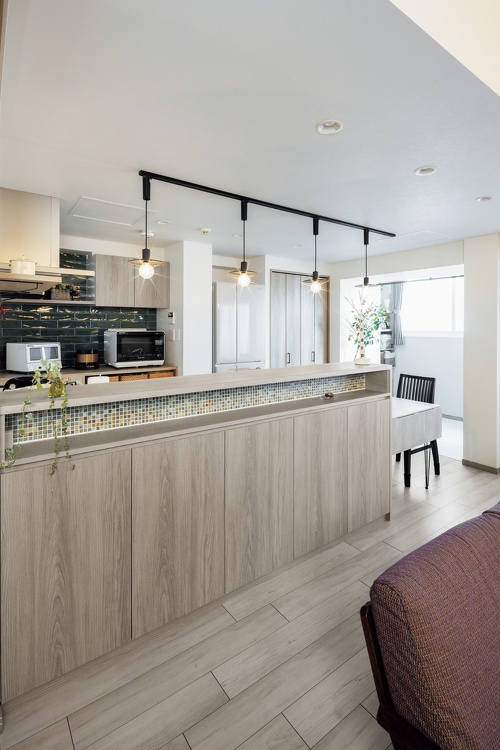 奥のタイルはグリーンで。おしゃれなキッチン