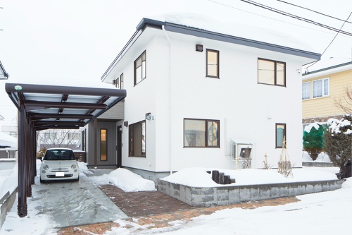 明るい外壁に窓枠の濃茶が引き締まった表情。カーポートも外観にマッチする濃茶で統一。