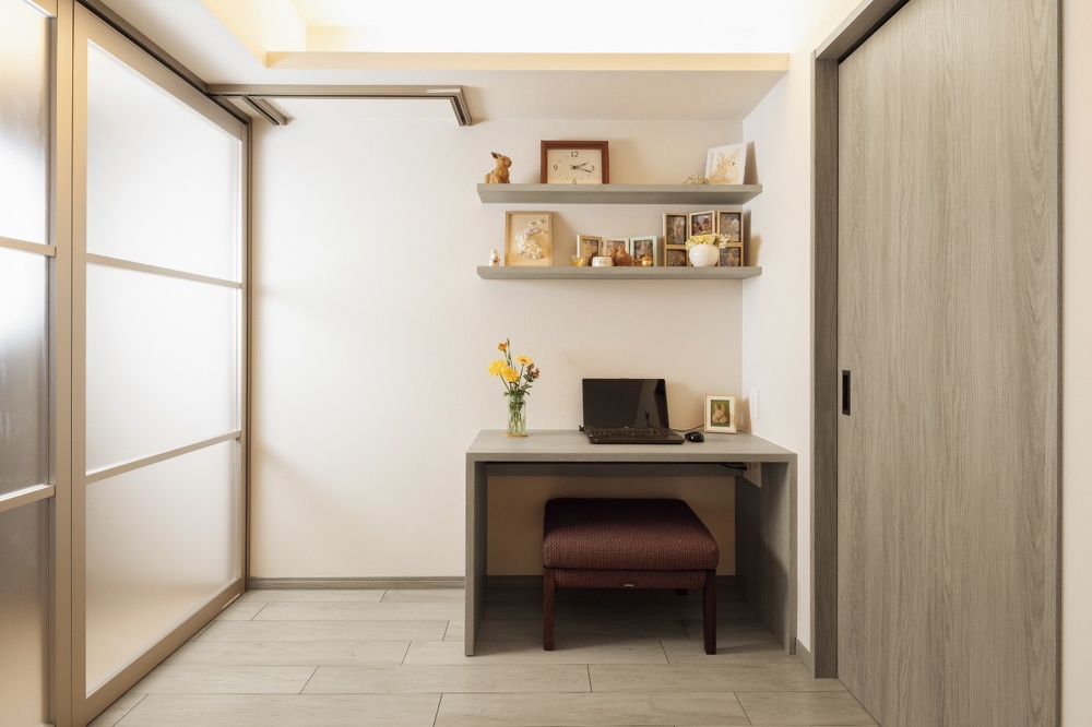 リビング奥にはデスクを造作。奥さまの趣味スペースとしても活用