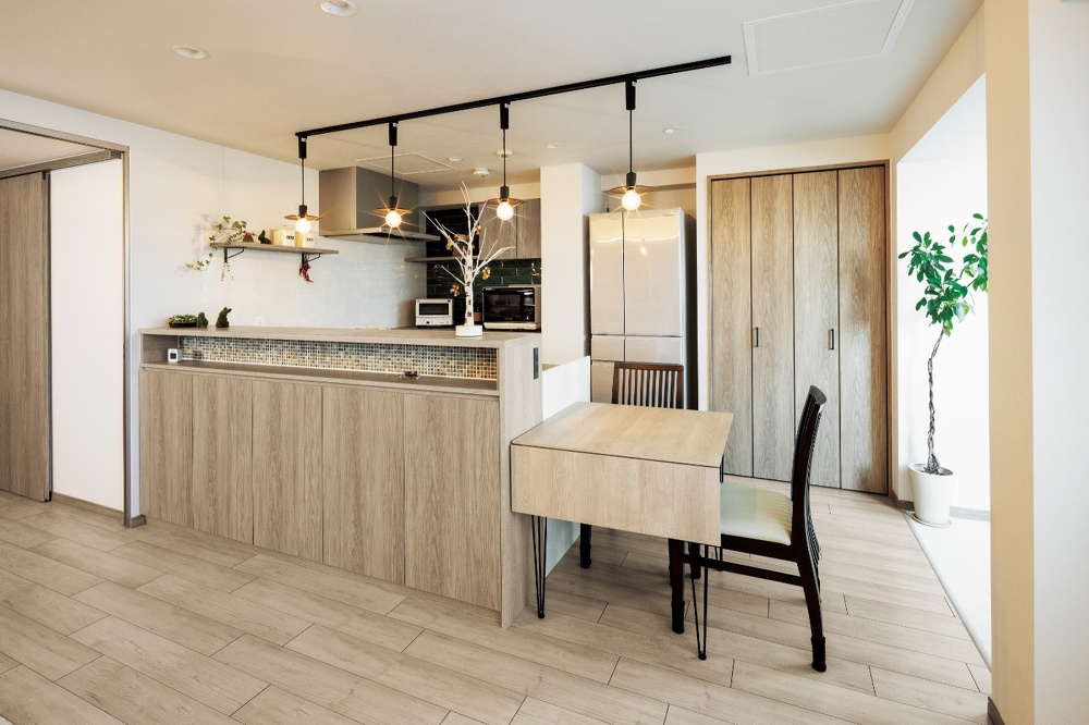 キッチン周りはグレージュで。造作カウンターのタイルはSAWAI建築工房のカフェヒュッゲを参考にしました