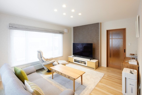 床は滑りにくいペット仕様に。ホールに通じる引き戸は、明かり採りの面積が大きいデザインを選びました