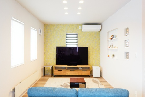 奥さまがセレクトしたイエローの壁紙が華やかな印象。