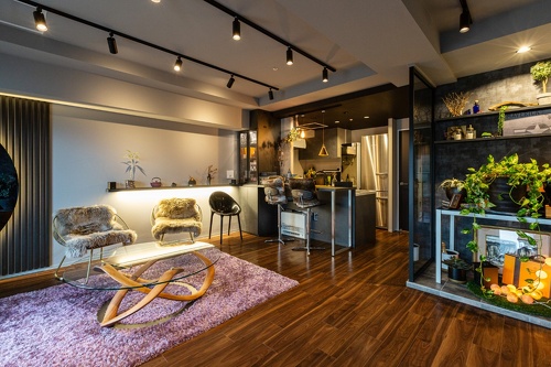 トータルな素材感を演出するガラスフレームがゾーンを絶妙に分割します