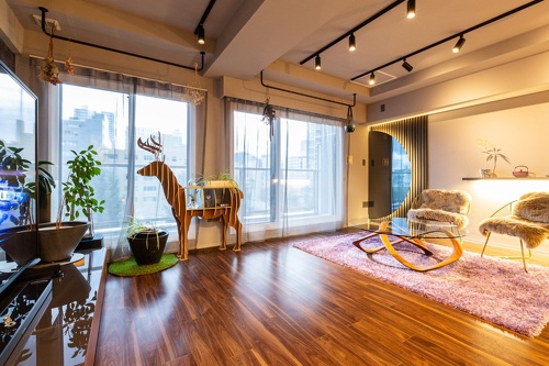 タイルを新調し、夏場は夕涼みも楽しめる広いバルコニー。窓には透け感が美しいシアーカーテンのみで開放感は夜間もそのままです