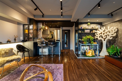 リビングには戸建てから厳選して持ち込んだコレクションをセンスよくディスプレイ