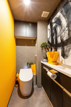 トイレのインテリアも細部までこだわって。キーワードの「泡」を象徴する〈ヴーヴ・クリコ〉カラーをアクセントに