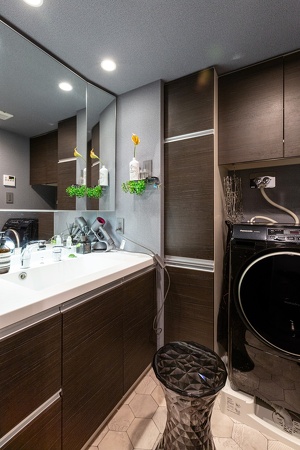 既存にダーク系のシートを張ってカラーコーディネート。センスあるリフォームでユーティリティの印象も一新です