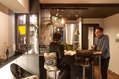 ホテルのバーラウンジを思わせるダイニング。グラスなどを眺めて楽しめる収納も設け、動線の機能性もアップしました