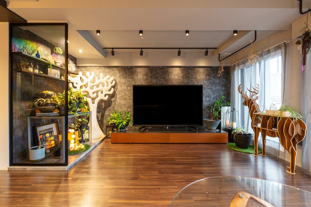 ご夫妻大満足のディスプレイスペースは、床材が異なるクローゼットだった場所の活用も兼ねたアイデアです