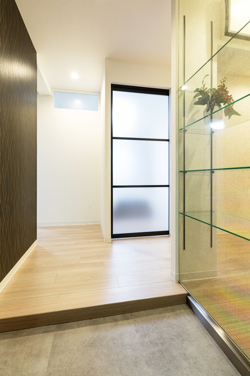 玄関横のブラウンのクロスは、小さなサンプルで見るのとの違いがあります