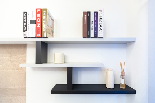 テレビボード横の造作の飾り棚