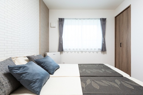 壁のクロスは段差も利用しておしゃれに