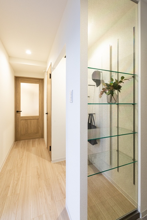 玄関ホールの収納はガラス棚を使用。棚数も変えられます