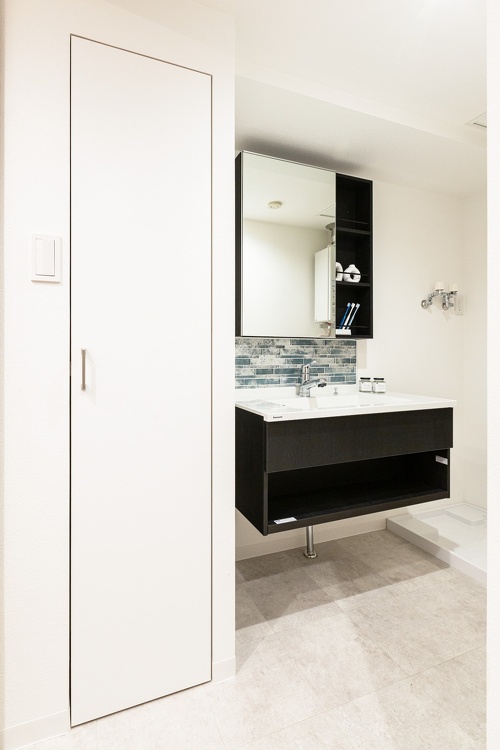 脱衣室と選択置き場をまとめて使いやすいユーティリティに。お風呂場も広くできました