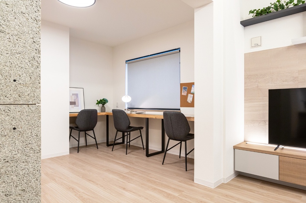 リビング横の造作カウンターのある広いワークスペース。仕事やお子さんの勉強など使い方いろいろ