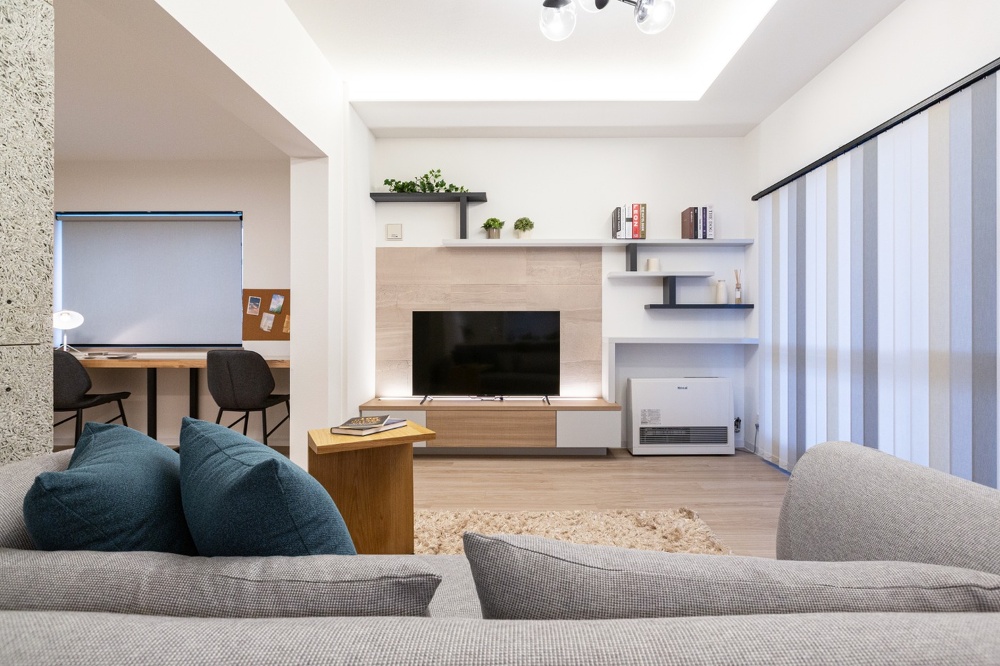 造作のテレビボードと背面のエコカラットの飾り棚