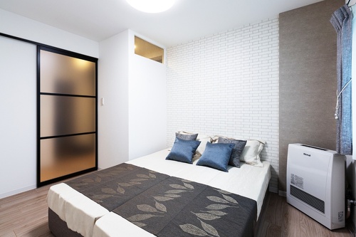 暗くなりがちな寝室には、明かりとりの高窓や半透明の引き戸を使用