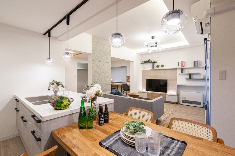 天井の段差を活用した間接照明のあるリビング