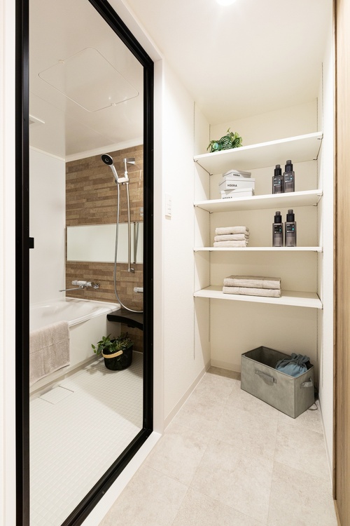 バス側は見せる収納、シンク側は扉を付けた収納にしました