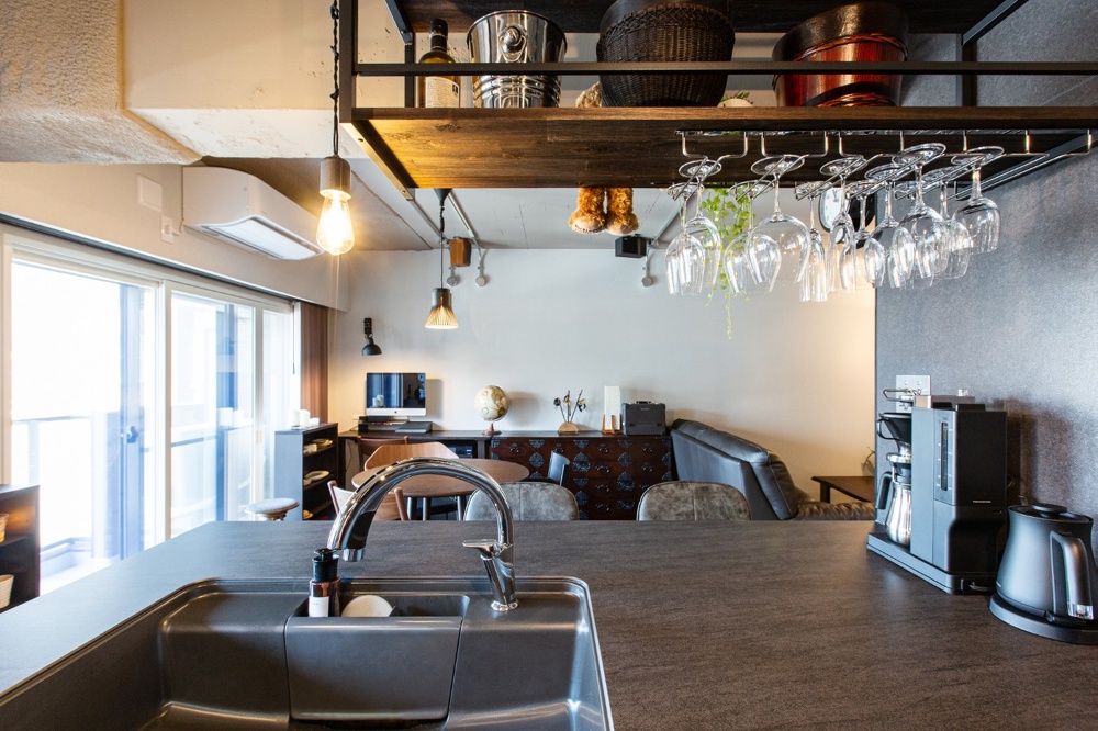 ダイニングとの間に壁があって、うっとうしかったキッチンが、こんなに開放的に変わりました