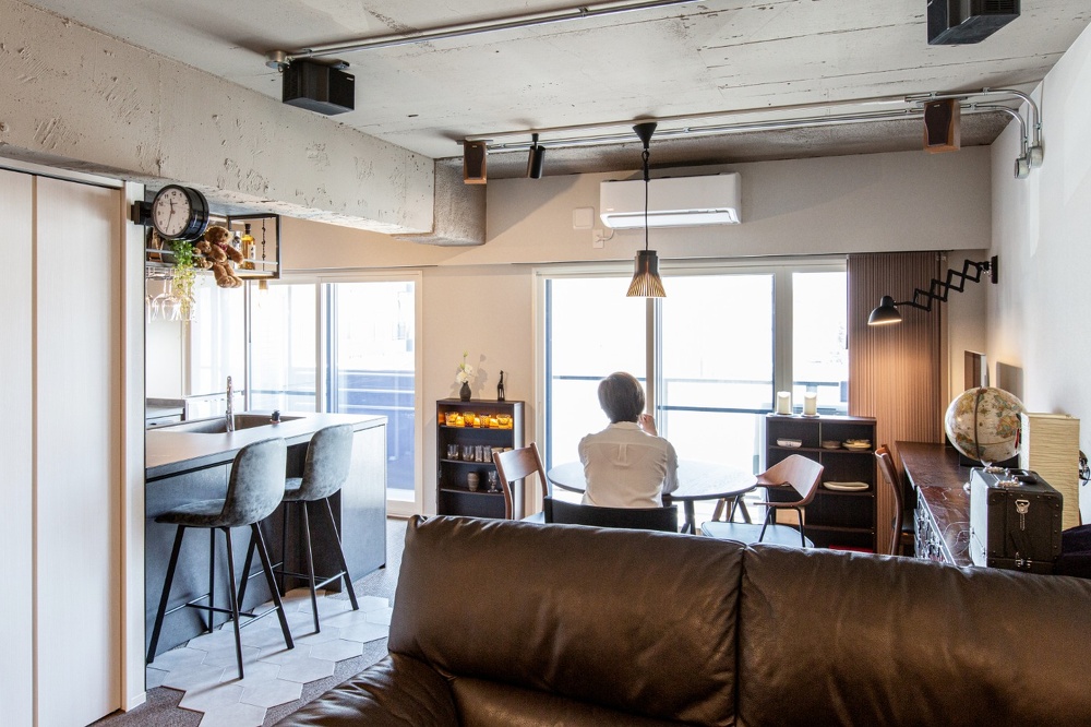 壁で囲われていたキッチンは向きを変え、オープン空間に。内窓は断熱性の高いサッシに交換しています