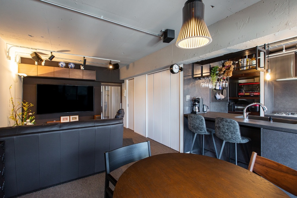 和室をなくしてL字型の開放的なLDKに。床はフラットにするため少し上げ、その分、天井を現しにして2.4mの高さをキープ