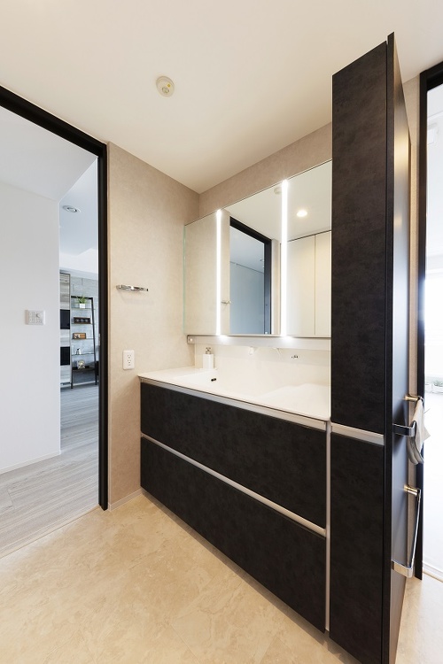 洗面台も新しく。収納の棚の扉はシックな色に