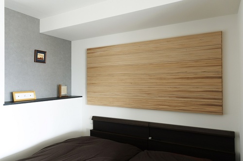寝室のヘッドボードの上には、木が香る朝日ウッドテックの木のパネルを設置しました