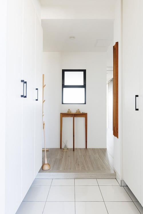 愛用のサイドテーブルもなじむ、おしゃれな玄関になりました