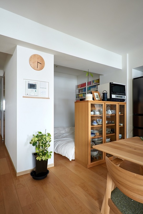 壁や家具ででふわった仕切った主寝室