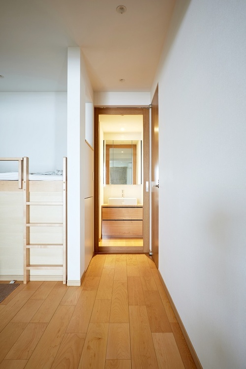 子どものスペースの横を通て洗面へ