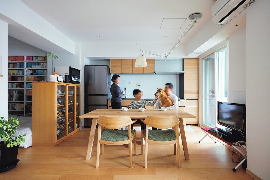 木のぬくもりにあふれるLDK。個性的な照明や食器棚などの既存インテリアと新調したダイニングセットも見事に調和
