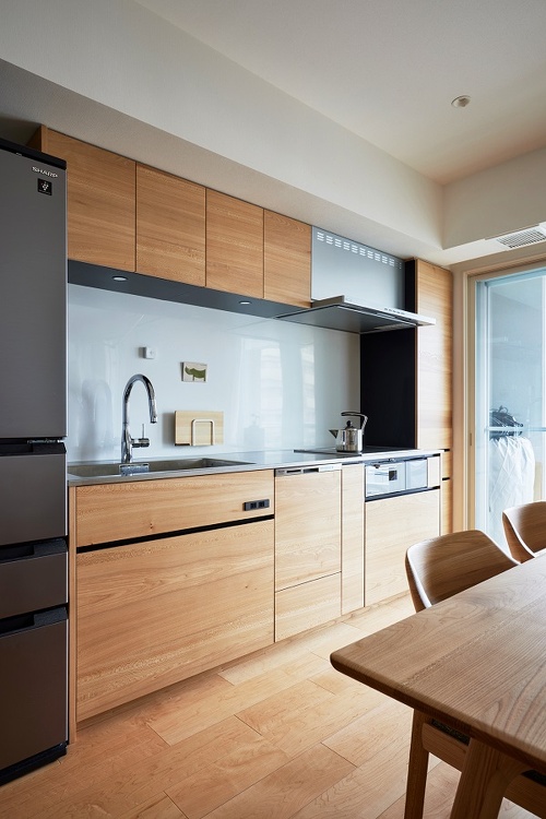 壁を取り払いオープンになった明るいキッチン