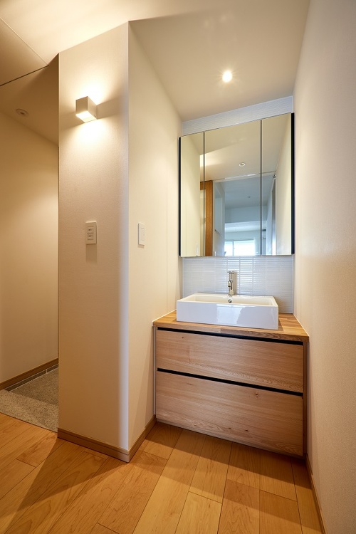 帰ってすぐに手洗いもできるように、玄関に移動した洗面コーナー。すっきり収納でおしゃれな洗面