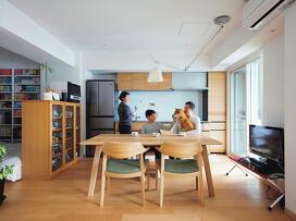 木のぬくもりにあふれるLDK。個性的な照明や食器棚などの既存インテリアと新調したダイニングセットも見事に調和