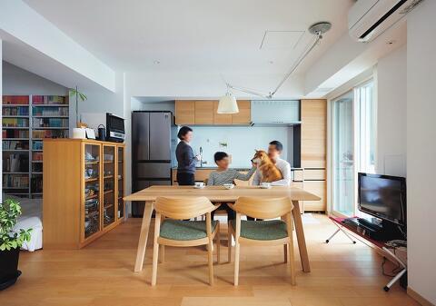 木のぬくもりにあふれるLDK。個性的な照明や食器棚などの既存インテリアと新調したダイニングセットも見事に調和