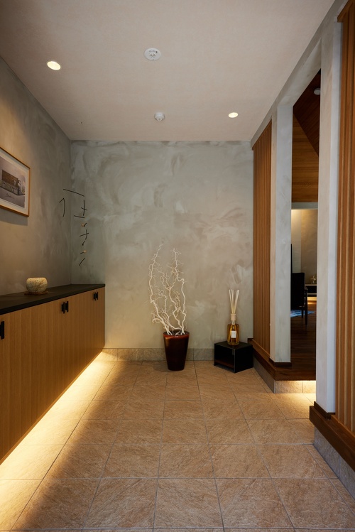 リノベーションモデルハウス＆ショールーム【ミックステラス】_玄関からリビングに伸びる土間