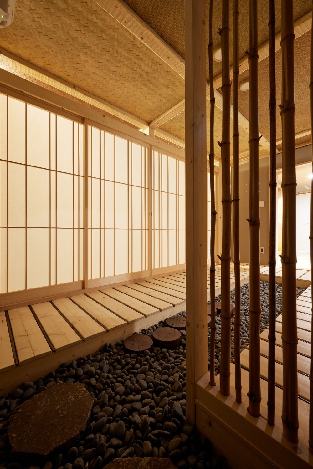 リノベーションモデルハウス＆ショールーム【ミックステラス】_茶室にアプローチする露地的な部分も砂利や飛び石で雰囲気を演出